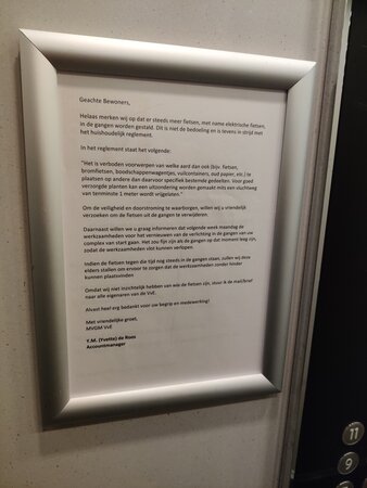 Brief in de lift.